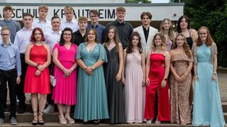 Eine gelungene Abschlussfeier im Bürgerhaus feierten die Krautheimer Entlass-Schüler der Realschule. Das Bild links zeigt die 10 a, rechts sind die Schüler der 10 b zu sehen.