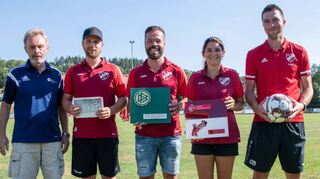 Zum runden Geburtstag des VfB Altheim übergab der Fußballkreis-Ehrenvorsitzende Klaus Zimmermann (links) Geschenke.