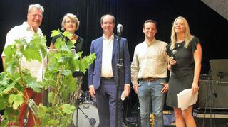 Als Gastgeschenk überreichten Bürgermeister Dr. Lukas Braun (Mitte) und der stellvertretende Fachbereichsleiter Martin Bethäuser, im Beisein der Komitee-Vorsitzenden Claudia Heidrich (rechts) Rebstöcke an Boissys Bürgermeister Régis Charbonnier (links) und Stadträtin Claire Gassmann.