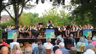 Unter der Leitung von Patricia Letzgus brillierte die Stadt- und Feuerwehrkapelle Osterburken bei ihrem Sommernachtskonzert im Stadtgarten.
