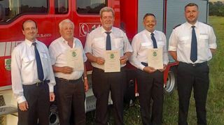 Ehrungen bei der Feuerwehr Windischbuch: (von links) stellvertretender Stadtkommandant Tobias Britsch, Herbert Oswald, Ehrenkommandant Roland Stang, Robert Geldenbott und Kommandant Christian Stang.