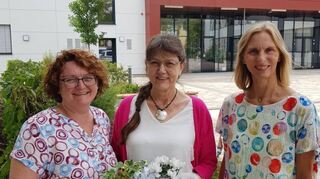 Verabschiedet: Das Bild zeigt von links Personalrätin Bianka Drief, Studiendirektorin Marlies Bauer und Schulleiterin Anke Mund.