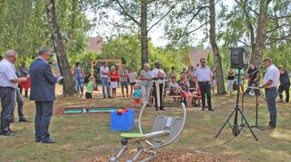 Jung und Alt kommen auf dem Mehrgenerationen-Spielplatz in Schlierstadt auf ihre Kosten. Dieser Tage wurde er gesegnet und offiziell eingeweiht.