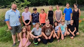 Die Mitglieder der Umwelt AG der Comenius-Realschule und ihre Lehrerin Anne-Marie Lutz freuten sich über den Besuch und die Spende des Rotary-Clubs aus Händen des Past-Präsidenten Jonathan Klüpfel.