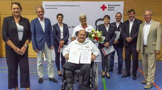 Die anwesenden Geehrten bei der DRK-Kreisversammlung in Wertheim zusammen mit Geschäftsführerin Manuela Grau (links), Landesschatzmeister Axel Strunk (Zweiter von rechts) und Präsident Reinhard Frank (rechts). Vorn Mitte der zum Ehrenmitglied ernannte Günter Beck.