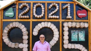 Sein 925-jähriges Bestehen wollte Apfelbach letztes Jahr groß feiern. Aber Corona machte einen Strich durch die Rechnung, wie Ortsvorsteher Hubert Scheidel vor der mit viel Liebe gestalteten Jubiläums-Schautafel bedauernd feststellt.