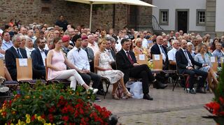 Groß war die Resonanz am Montagabend bei der Verabschiedung von Volker Rohm und der Amtseinführung von Stefan Grimm auf dem Hardheimer Schlossplatz.