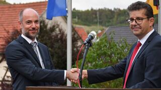 Die Verpflichtung mit Handschlag besiegelt: Stefan Grimm (links) ist nun auch offiziell neuer Bürgermeister der Gemeinde Hardheim. Bürgermeisterstellvertreter Eric Bachmann nahm die Vereidigung vor.