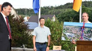 Eine „Aufnahme seiner bisherigen Wirkungsstätte“, die sein neues Eigenheim verschönern soll, bekam Alt-Bürgermeister Volker Rohm von den Gemeinderäten geschenkt.