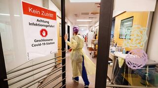 In den ersten Krankenhäusern sind Mitarbeiterinnen und Mitarbeiter im Einsatz, die sich erst kürzlich mit Corona infiziert hatten.