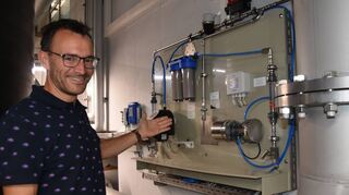 Das ankommende Rohwasser wird auf seine Qualität geprüft. Als Geschäftsführer des Zweckverbands ist Klaus Seidenspinner froh, dass es noch nie den Nachweis von Pflanzenschutzmitteln oder anderen Giften gab.