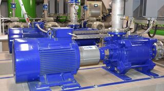 Mit diesen Pumpen wird das Reinwasser in die Städte und Gemeinden des Zweckverbands Wasserversorgung Mittlere Tauber befördert. Die blauen im Vordergrund sind für Lauda zuständig.