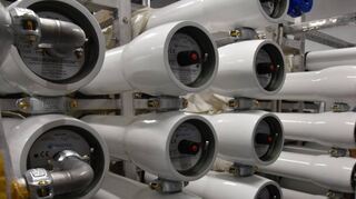 Die Niederdruck-Umkehrosmoseanlage ist im Klartext die Enthärtungsanlage. Wenn das kühle Nass durch diese Rohre gelaufen ist, hat man destilliertes Wasser.