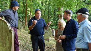 Gabriel Albilia (Mitte) von der der Israelitischen Religionsgemeinschaft Baden mit (von links) Dieter Fauth (Historischer Verein), Ursula Mühleck (Landratsamt), OB Markus Herrera Torrez und Stadtrat Bernd Hartmannsgruber beim Rundgang über den jüdischen Friedhof.