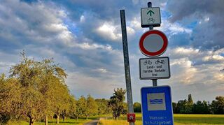 Seit Tagen nutzen Verkehrsteilnehmer wegen der Sperrung der B 290 verbotenerweise verstärkt den Radweg zwischen Königshofen und Lauda. Zuletzt war hier sogar ein litauischer 40-Tonner unterwegs. Die Polizei hat inzwischen die Kontrollen intensiviert.