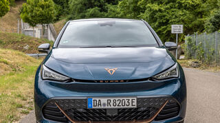mid Groß-Gerau - Die Front ist wesentlich grimmiger gestaltet, die Voll-LED Scheinwerfer sind spitzer im Design und der Kühlergrill mit den kupferfarbenen Applikationen setzt weitere Akzente.