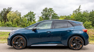 mid Groß-Gerau - Privacy Verglasung und ein spezielles Design an der C-Säule lassen den Cupra Born schnittig dastehen.