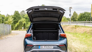 mid Groß-Gerau - Der Kofferraum im Cupra Born fasst 385 Liter, die Rückbank lässt sich in 40/60 Aufteilung umklappen.