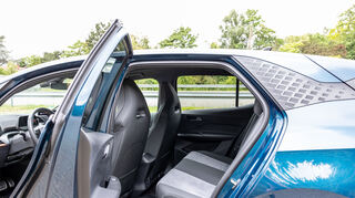 mid Groß-Gerau - genug Bein und Kopffreiheit im Fond, trotz großer Batterie im Fahrzeugboden. Der klassische Mitteltunnel entfällt und sorgt für extra Beinfreiheit.