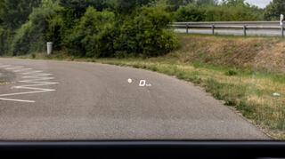 mid Groß-Gerau - Optional erhältlich ist das Augmented-Reality Head-up-Display, da das Fahrerdisplay recht klein ausfällt sollte man hier den Haken bei der Konfiguration setzen.