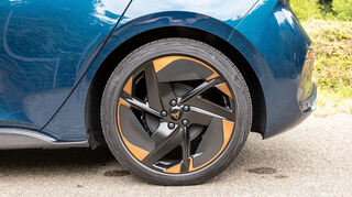 mid Groß-Gerau - Das Cupra-Kupfer macht einen schönen Akzent, bezogen sind die Felgen beim Testfahrzeug mit Continental EcoContact 6 215/45 R20 T XL Reifen.