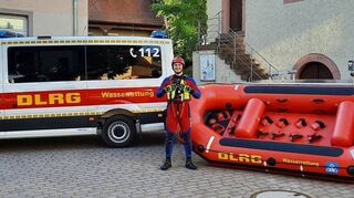 Der frischgebackene Strömungsretter der DLRG-Ortsgruppe Königshofen, Clemens Köhler, zusammen mit dem neuen Wildwasser-Raft, das weitere Einsatzmöglichkeiten für die Lebensretter ermöglicht.
