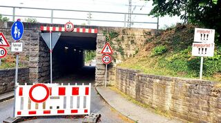 Für Radler und Fußgänger derzeit frei – der Bahn-Durchlass Inselstraße. Nach Ende der Baumaßnahme wird er auch wieder für den Verkehr freigegeben.