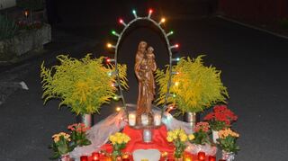 Zahlreiche Marienaltäre säumten in den vergangenen Jahren den Weg der Lichterprozession in Hettigenbeuern zu Ehren der Gottesmutter Maria.
