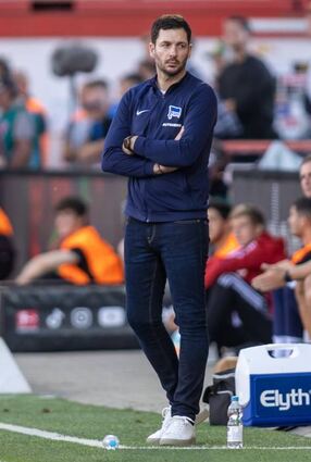 Hertha-Trainer Sandro Schwarz hat einen Fehlstart hingelegt.