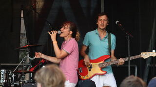 Frech und klamaukig auf der einen Seite, tiefsinnig und erstaunlich scharfsinnig auf der anderen: die Band ok.danke.tschüss.
