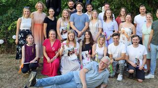 Examen geschafft: Die glücklichen Absolventinnen und Absolventen mit den Lehrkräften der Physiotherapieschule Sanitas Tauberbfranken.