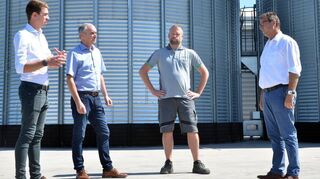 Der baden-württembergische Landwirtschaftsminister Peter Hauk (rechts) informierte sich am Montagvormittag bei der ZG Raiffeisen-Niederlassung in Walldürn über die Ernte 2022.
