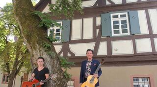 Der Ort, wo alles begann: Im Museumshof in Buchen lernten sich Alexander Kilian (links) und Jan Pascal kennen. Unter dem Namen „Café del mundo“ besteht das Duo seit zehn Jahren.