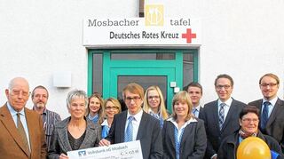 <p>Philipp Kästner (Auszubildender der Volksbank) übergab die Spende an Hella Dammert vom Mosbacher Tafelladen. Gerlinde Raab (rechts) freute sich über ihren Sieg beim Luftballonwettbewerb.</p>