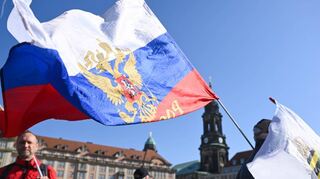 Auf einer Demonstration von Gegnern der Corona-Maßnahmen im März in Dresden weht eine russische Fahne.