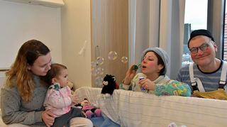 Die Klinik-Clowns Nanni und Frosch im Januar 2020 kurz vor der Pandemie bei einem ihrer von Kindern und Eltern gleichermaßen geliebten Einsätze.