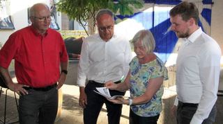 Beim Treffen der SPD präsentierten Ruth Römig und Thomas Kraft (links) Andreas Stoch (Zweiter von links) sowie MdB Kevin Leiser die Jubiläumsbroschüre „100 Jahre Sozialdemokratie in Lauda-Königshofen“ aus dem Jahr 2019.