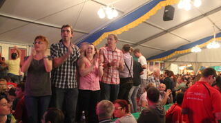 Feiern auf Bänken im Schützenmarktzelt im Jahr 2013. Dieses Jahr soll es in einem deutlich kleinerem Festzelt gediegener zugehen.