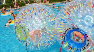 Mit im Gepäck hat der Ausrichter der Party zahlreiche Spielgeräte, wie die beliebten Laufmatten und Laufbälle.