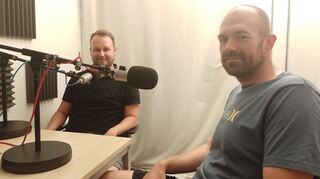 "MM"-Sportredakteur Philipp Koehl mit dem Fanbeauftragten der Adler Mannheim, Patrik Löffel.