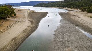 Kanus und SUPs fahren in dem kümmerlichen Rest des Verdon am Anfang des Stausees Lac de Sainte-Croix. Die berühmte Verdon-Schlucht wurde gesperrt.