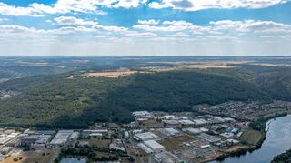 Blick von der bayerischen Seite Richtung Reinhardshof: unten das Bestenheider Industriegebiet, rechts Grünenwört. In dem Wald (Bildmitte) könnten Windräder stehen, meint die Bundesanstalt für Immobilienaufgaben