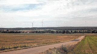 Visualisierung der insgesamt sechs geplanten Windräder im Schenkenwald vom Nassiger Höfleinsweg aus gesehen. Links ist die Steingasse und ganz links sind die bestehenden Anlagen bei Rauenberg zu sehen.