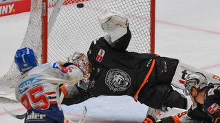 Der passt: Adler-Verteidiger Mark Katic (l.) überwindet den Frankfurter Torhüter Jake Hildebrand zum 3:2 für Mannheim. Am Ende siegten die Gäste mit 4:2.
