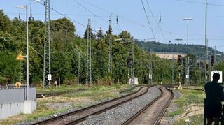 Entlang der Baumallee links und den Gleisen plant die Bahn eine rund 600 Meter lange Lärmschutzwand in Lauda.