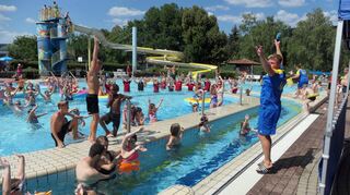 Viel Spaß hatten kleine und große Badegäste bei der Poolparty der Sparkasse Tauberfranken am Samstag im Bestenheider Freibad.