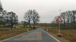 Die Sanierung der Fahrbahndecke der Kreisstraße 2829 zwischen Hundheim und Dörlesberg erfolgt ab Montag, 22. August. Deshalb wird die Strecke in zwei Bauabschnitten bis voraussichtlich Mittwoch, 7. September, gesperrt.
