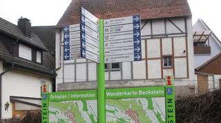 Infotafel an der Alten Kelter über Wanderwege rund um den Weinort Beckstein.