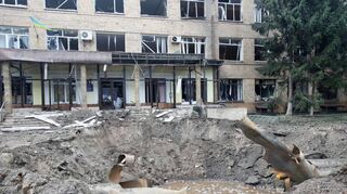 Ein Gebäude einer Hochschule in Charkiw, das durch eine russische Rakete bei nächtlichem Beschuss im Bezirk Slobidskyi beschädigt wurde.