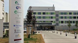 Der Haupteingang des Kreisklinikums Crailsheim. Nach der Fertigstellung des Anbaus soll die Kapazität auf rund 200 Betten erhöht werden.